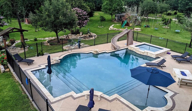 Willow Run Estate, King Bed, Pool, Lake, Dock,Sports Court, Playground Sleeps10