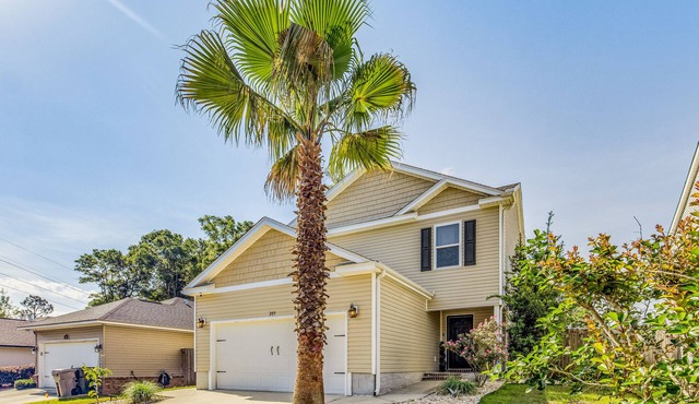 Willow's Retreat: Modern Comforts Meet Outdoor Bliss in This Spacious Pensacola Haven