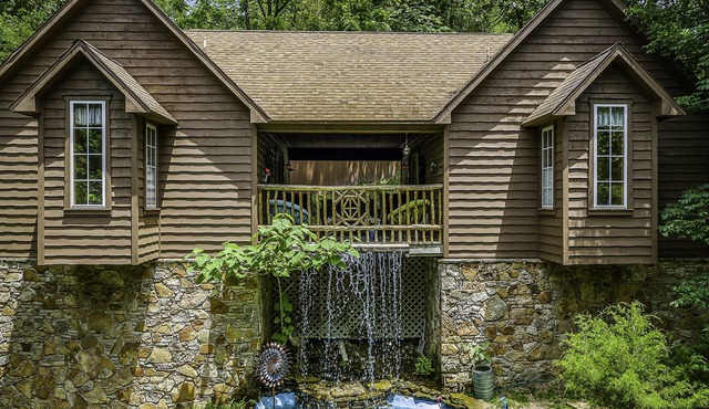 Willow@The Woods Cabins -Charming cabin 5 minute walk to downtown Eureka Springs