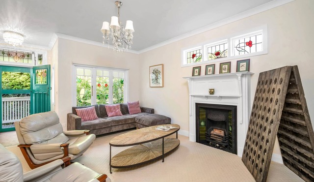 Willow Tree Cottage. Bright, Airy & Jazzy.