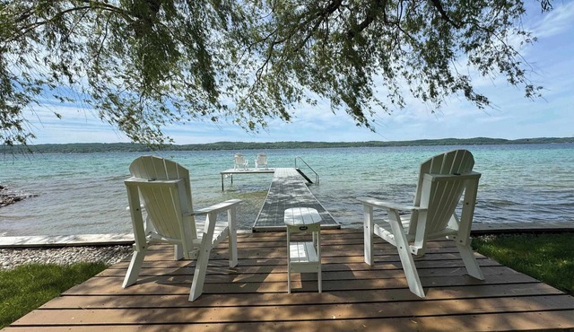 Willow Tree Cottage: Waterfront on Suttons Bay
