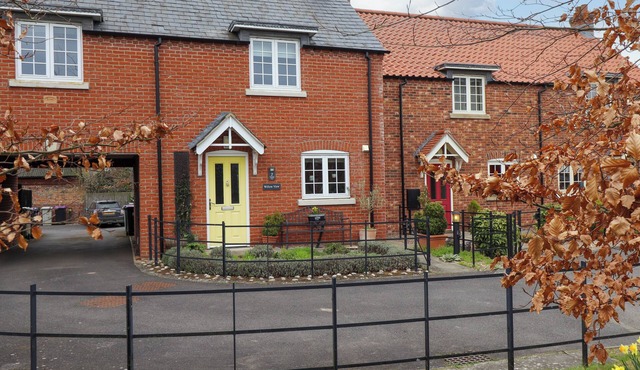 WILLOW VIEW, pet friendly, with open fire in Bucknall