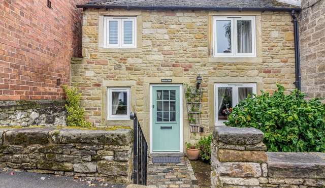 WILLOW VIEW, pet friendly, with open fire in Stoney Middleton