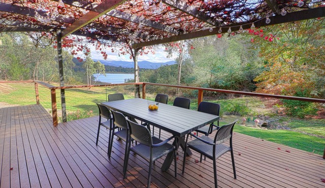 Willowbend - private oasis on 4 acres with direct access to Lake Eildon.