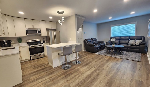 Willowbrook Gem 3-bedroom house with AC, WiFi, next to Forest Preserve