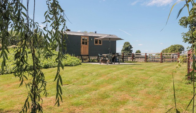 WILLOWDALE, pet friendly, with open fire in Witney