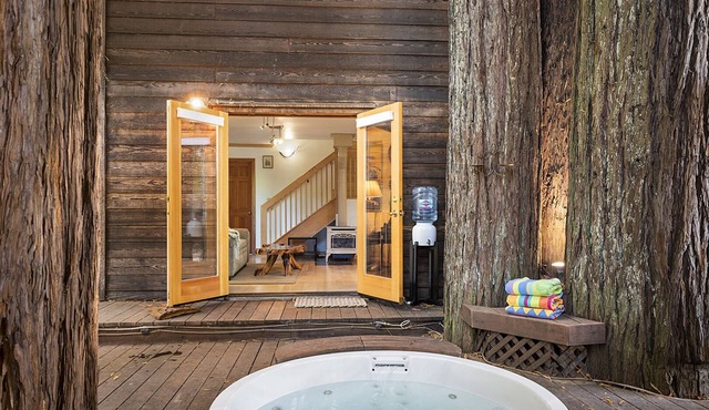 Willowhaven ~ Beautifully Crafted Redwood Home, Spa, Woof!