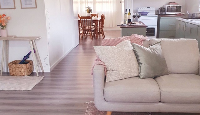 Willows Cottage, 5 mins walk from town, quite street overlooking steam railway.