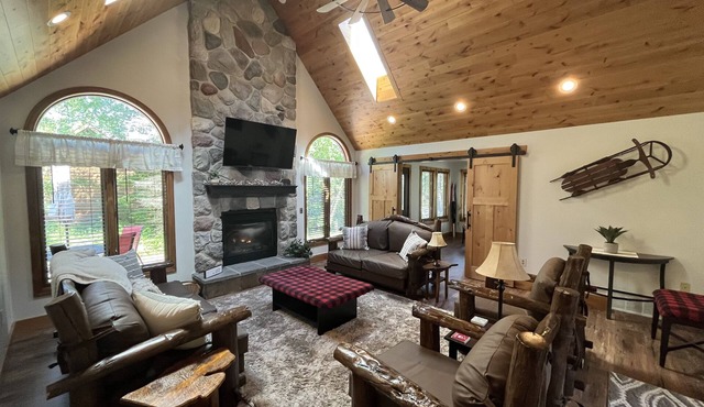 Willy T's Crystal Mountain Ski & Golf Cottage