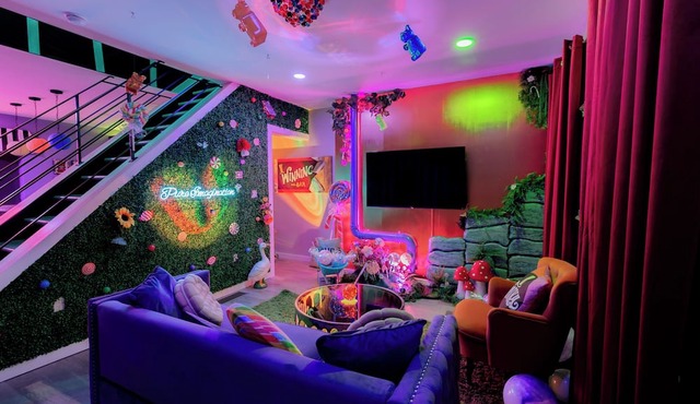 Willy Wonka Themed | King Bed | Free Parking | Arcade | BBQ