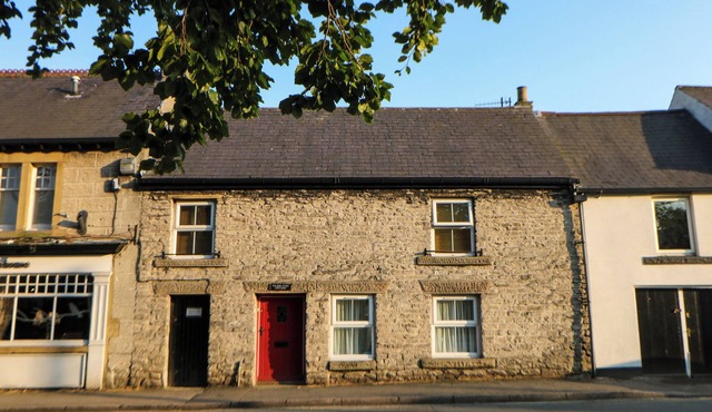 WILSON EYRE COTTAGE, with a garden in Castleton, Peak District