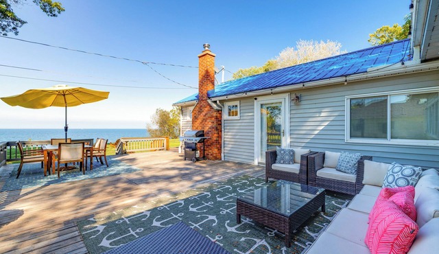 'Wilson Waterfront Getaway' Near Hikes & Wineries!