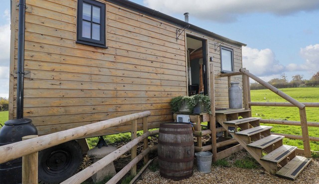 WILTSHIRE WEAVERS HUT, pet friendly in Christian Malford