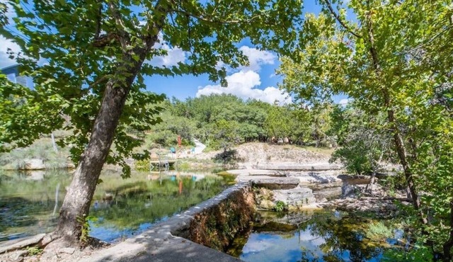 Wimberley Creek-View Retreat Spacious Home & Barn w/Porch for Reunions & Trips