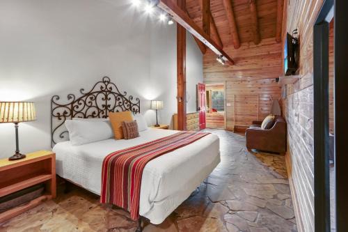 Wimberley Log Cabins Resort and Suites- Unit 3