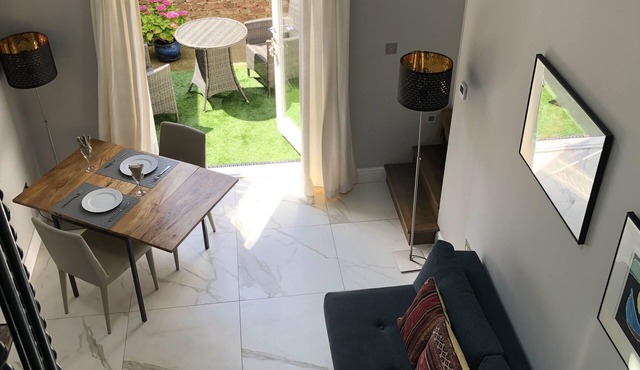 Wimbledon - Apartment - Sleeps 2 -Private Entrance