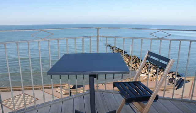 Wimereux digue: Magnificent T3 seafront apartment with terrace