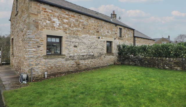 WIN HILL VIEW COTTAGE, pet friendly, with a garden in Hope