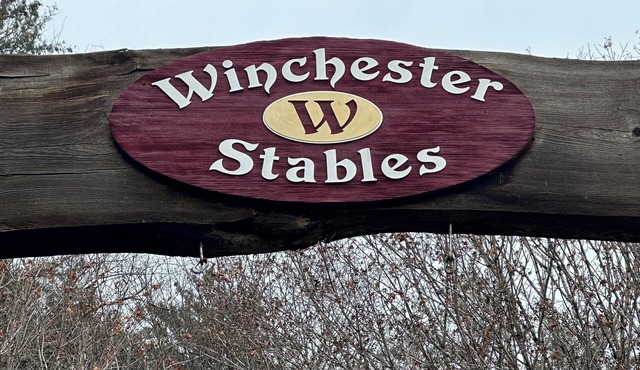 Winchester Stables Farmhouse! Horses, Farm Animals and the Beautiful West River