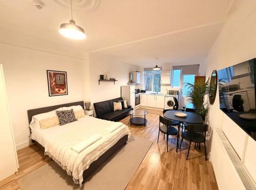 Winchmore Hill- Ground Floor Studio