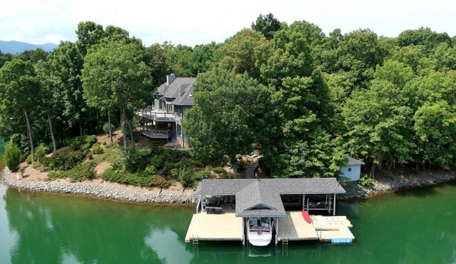 Wind Family Estate-7000sq feet with 7 flex rooms!