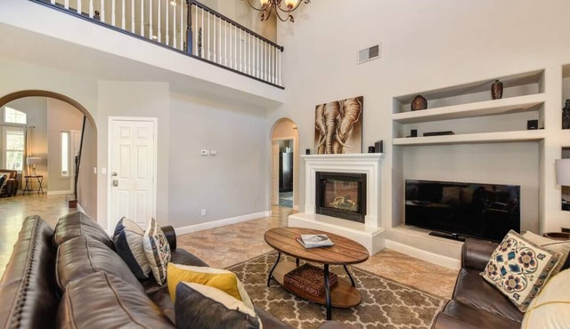 WIND HOUSE Luxury Next to Downtown OldTown Airport SleepTrain Arena Pool Sauna