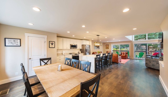 Wind River 6: Beautifully Renovated Townhome - Walk to Lift