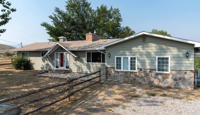 Wind River Place - with Hot Tub, Mountain views, Sleeps 6, Winter Special Promo!