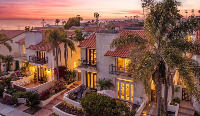 Windansea Luxury Beach Home - Spa, AC, Walk to Beach, Garage & Fast WiFi!