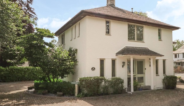 Windermere spacious 4 bed 4 bath house, parking & 5 mins walk to village & Lake