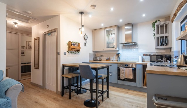 Windermere Cottage - Close to shops, restaurants and transport links.