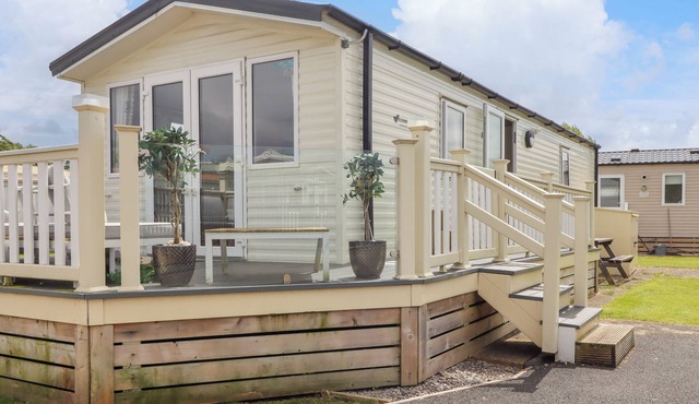 WINDERMERE LODGE, pet friendly, country holiday cottage in No Village