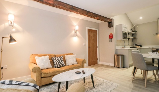 WINDERMERE, pet friendly, character holiday cottage in Kendal