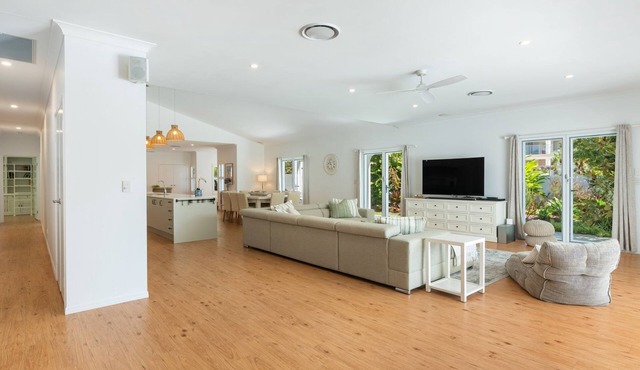 Winders Beach House - Stunning Beachfront Home