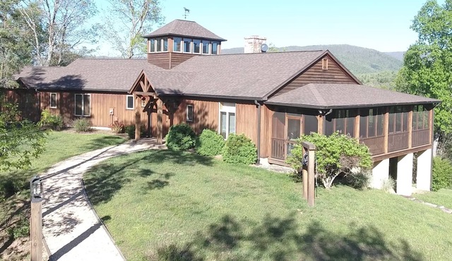 WINDING RIDGE - a Mountain-top lodge with incredible views!