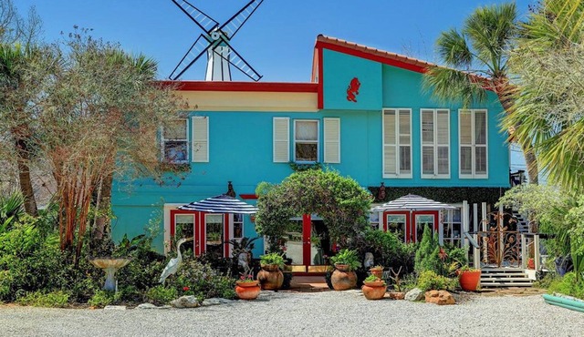 Windmill Gardens Inn "Gallery" by Galveston Bay is a cozy tropical hideaway!