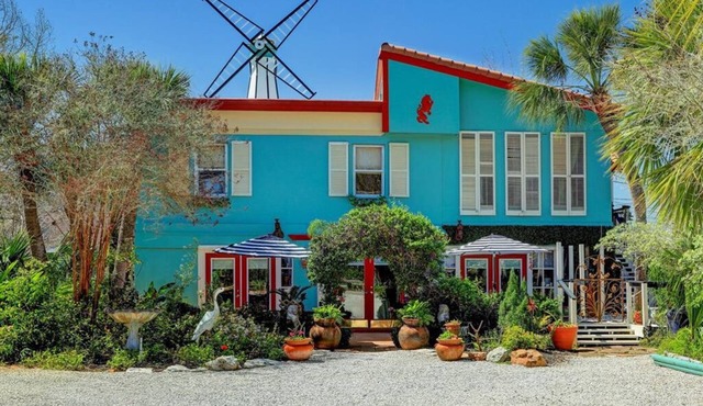 Windmill Gardens Inn "Penthouse" by Galveston Bay is a cozy tropical hideaway!