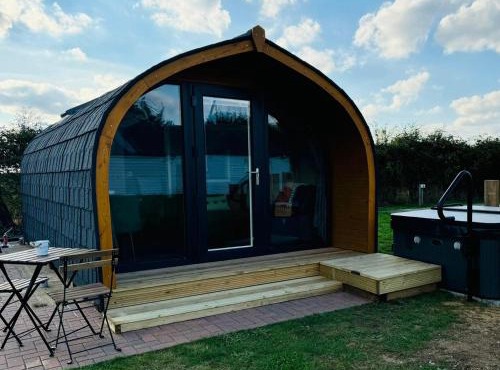 Windmill Glamping Pod with hot tub - The Snug