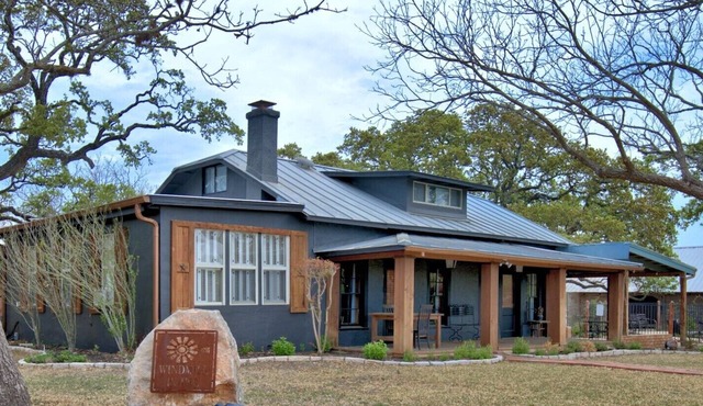 Windmill House -Guest Cottage w/pool