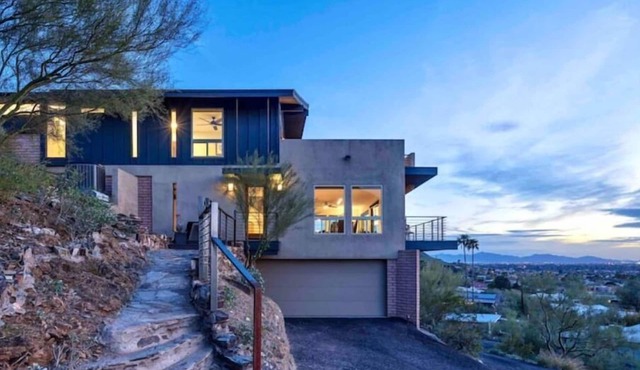 “Windmill House” -Mountain/City views, super close to great hiking trails