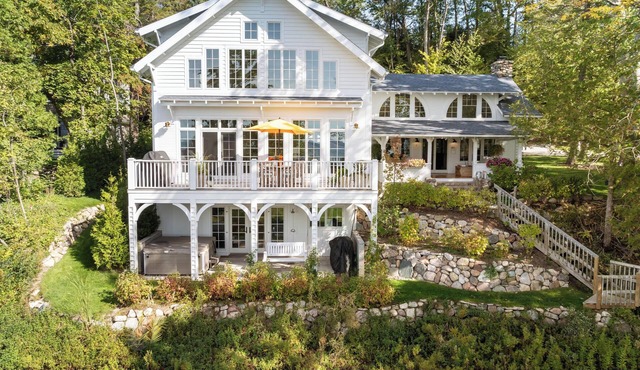 Windover Cottage - Beautifully Decorated! Private Beach! Close to Town!
