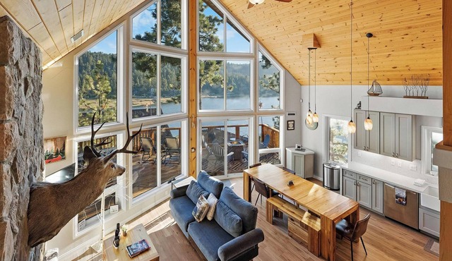 Window Wonderland by Destination Big Bear : Custom Luxury Built Near the Lake! Breathtaking Lake Views! Gameroom! Hot Tub!