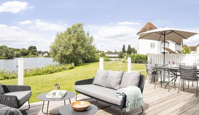 Windrush Lake 89, Lodge View (P)