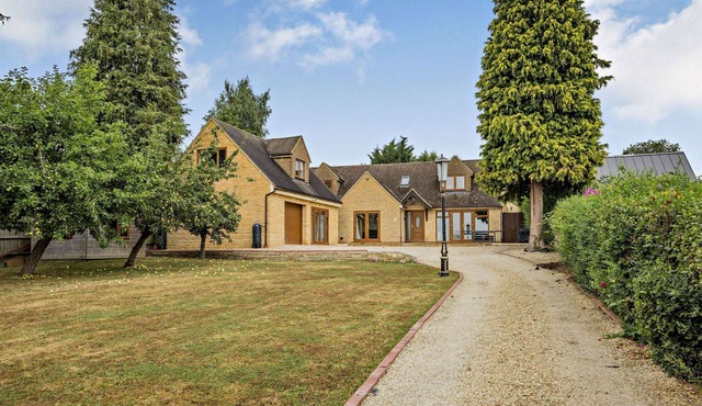 Windrush - Large House with Stunning Rural Views