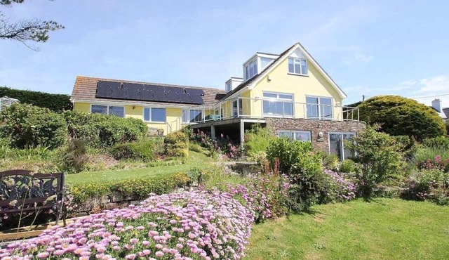 WINDRUSH, pet friendly, country holiday cottage in Newquay
