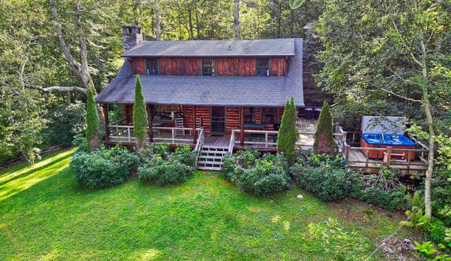 Winds Aloft -Quaint Cabin with Grandfather Mountain views, Hot Tub