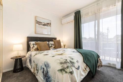 Windsor Base - Steps to Shopping, Dining & Nightlife