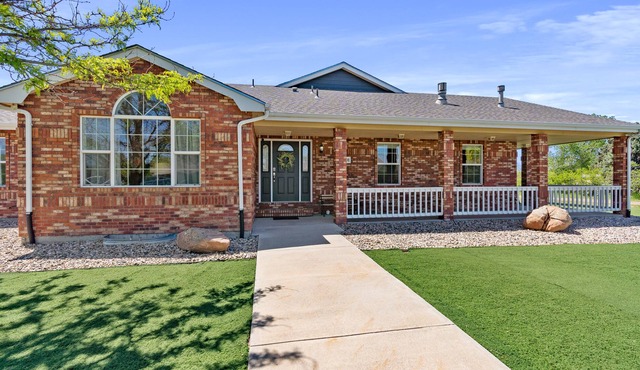 Windsor Dwelling 5 bedroom Cozy Country Living Feel
