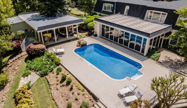 Windsor Estate overlooking the lake