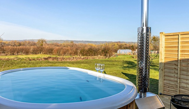Windsor Glamping Pod- Free Wi-Fi, Hot Tub